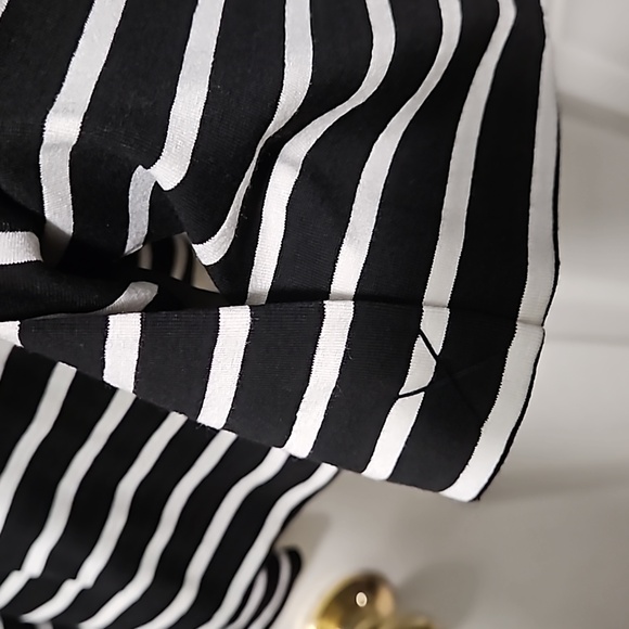 Black and white styling.. - Picture 5 of 5